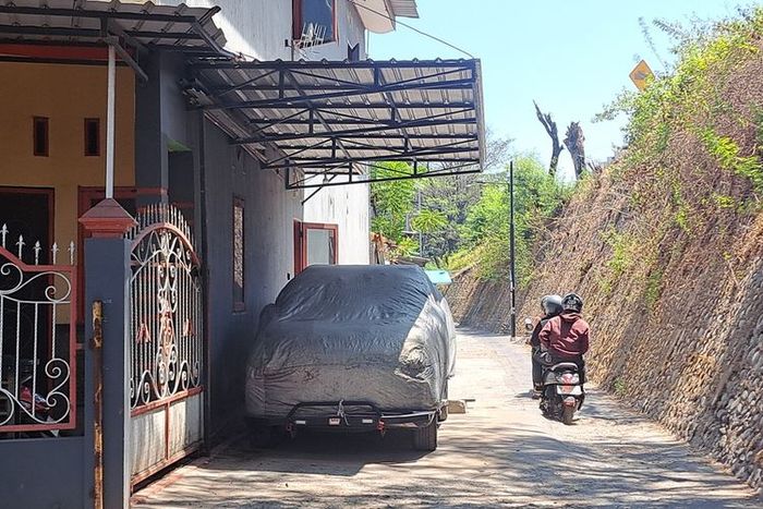 Haji Agus (56) masih parkirkan mobil di badan jalan meski pagar besi garasi telah dibongkarnya di Jl Rappokalling Raya, Tammua, Tallo, Makassar, Sulawesi Selatan