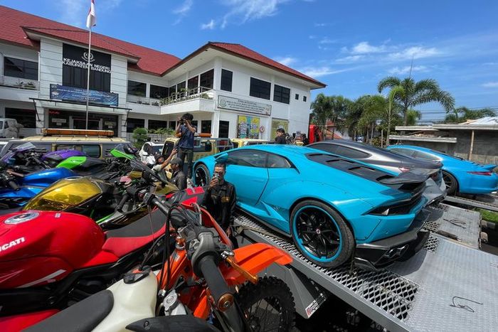 Sportscar dan bigbike Doni Salmanan bederet di Kejaksaan Negeri kabupaten Bandung