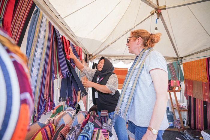 Susie Gait asal Inggris membeli songket khas Lombok