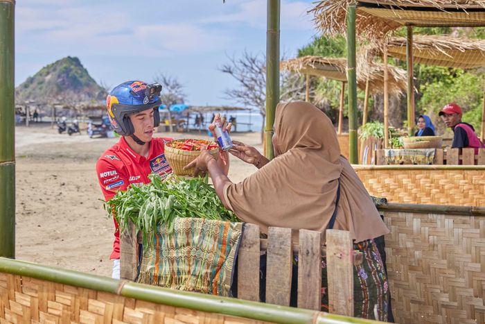 Kapan lagi pembalap MotoGP jualan kangkung