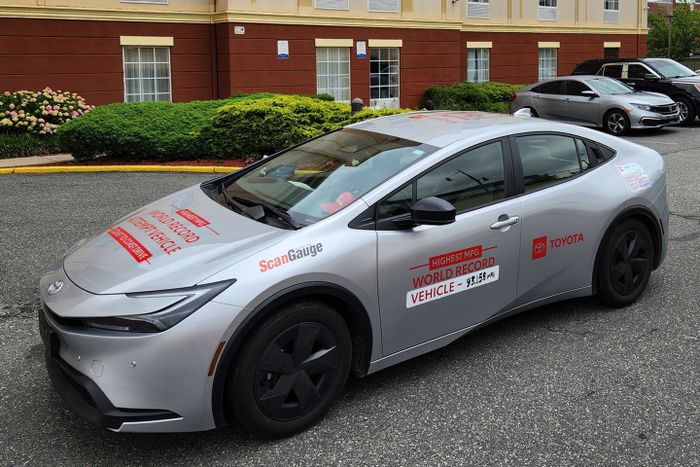 Toyota Prius pemecah rekor konsumsi BBM teririt coast-to-coast.