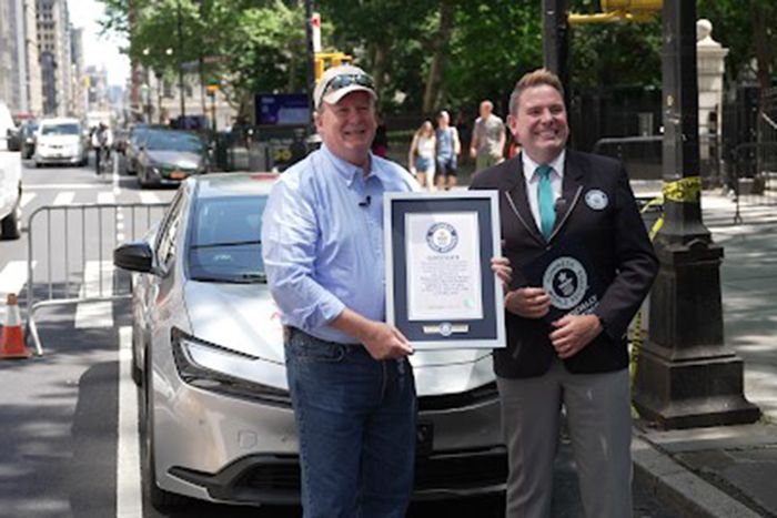 Wayne Gerdes saat penyerahan plakat rekor dari Guinness Book of World Records.