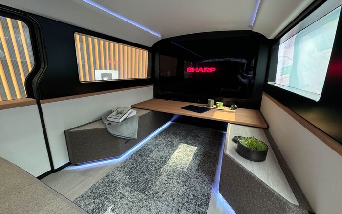 Interior belakang Sharp LDK+ memiliki TV besar.