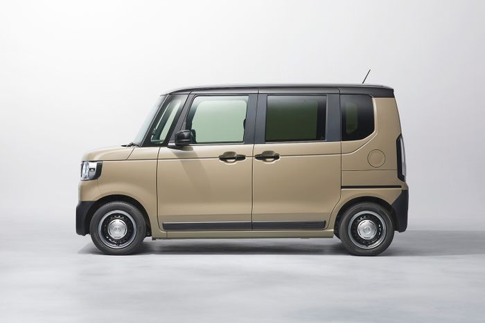 Sisi samping Honda N-BOX Joy punya detail yang terinspirasi crossover retro.