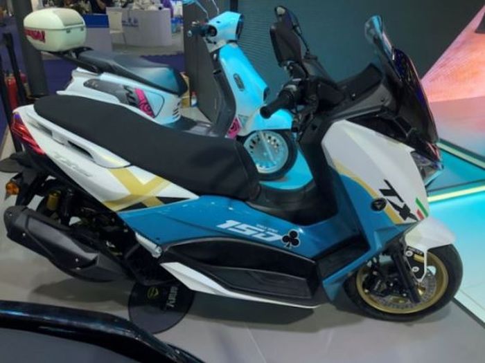 tampak samping TX150 juga tidak kalah mirip dengan Yamaha XMAX