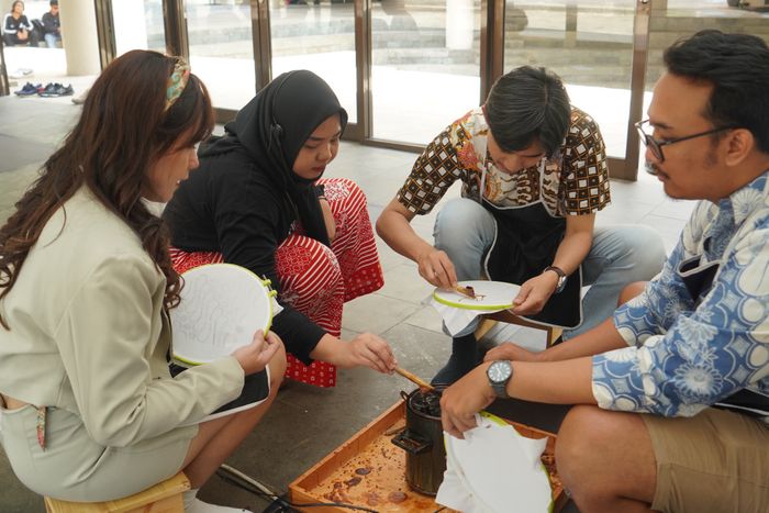 Belajar membatik, salah satu agenda di perayaan Hari Batik Nasional yang diinisiasi Piaggio Indonesia