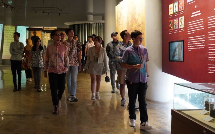 Piaggio Indonesia mengajak museum tour di Museum Batik untuk melihat dan mempelajari perkembangan batik                              
