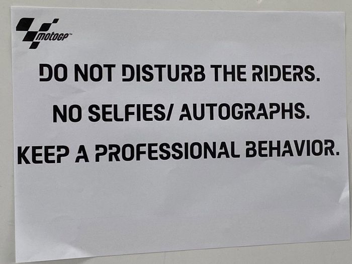 Peringatan untuk tidak mengganggu pembalap dengan selfie atau tanda tangan