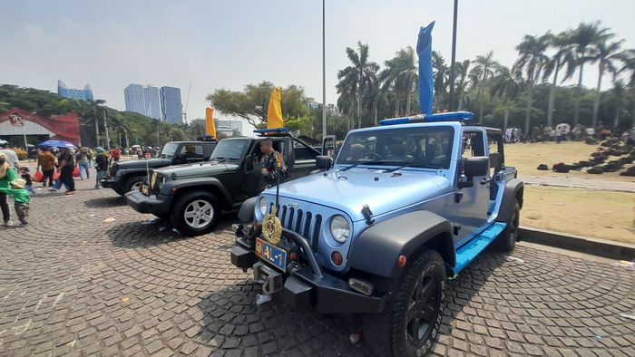 Kendaraan TNI AU dan AD dipajang di Monas