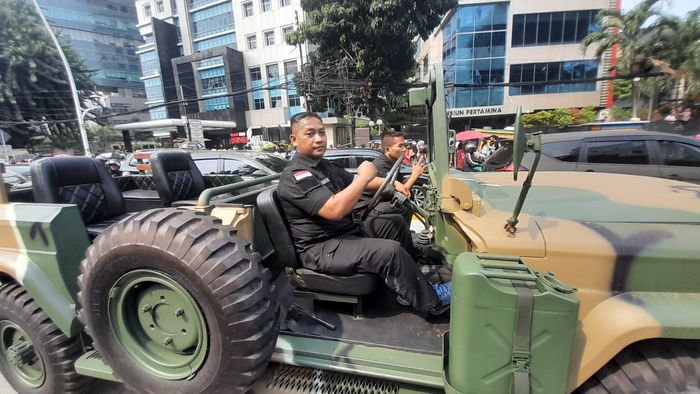 Kendaraan taktis Milik TNI kena imbas macet di Tugu Tani