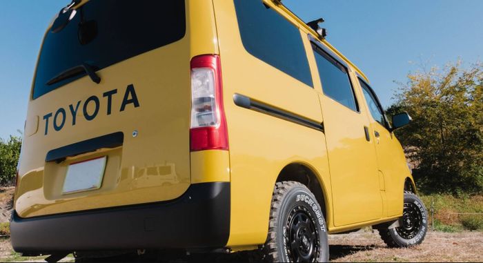 bagian belakang ditempeli stiker ala Toyota Hilux dan ada upgrade di bagian kaki-kaki