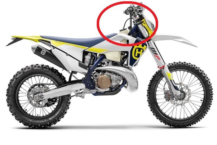 Dalam lingkaran merah, slang hawa pada tutup tangki motor trail Husqvarna TE300 2023