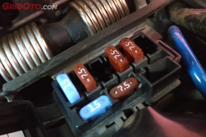 Cabun sekring main agar kelistrikan motor mati total 