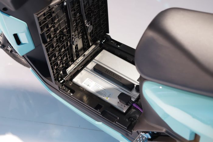 Honda ICON e: menggunakan baterai non-swap yang terletak di dalam dek bawah