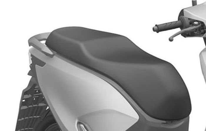 Bentuk jok yang lebih lebar dan besar daripada Honda EM1 e: 