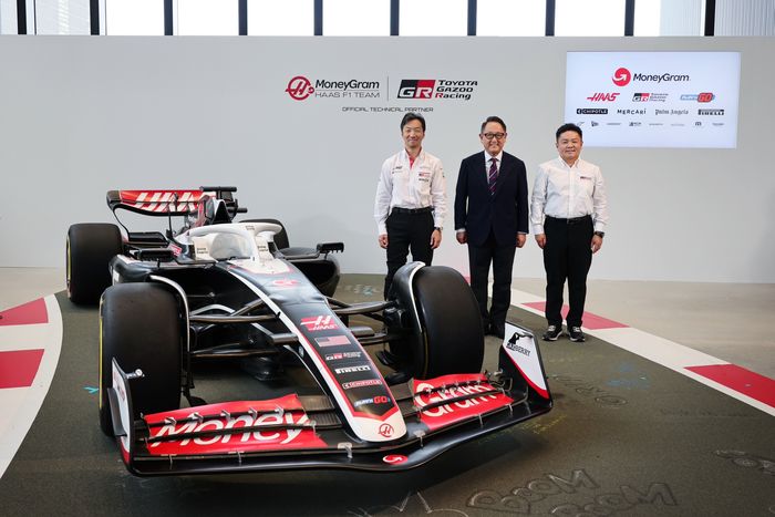 Bos Haas F1 Team Ayao Komatsu bersama Chairman Toyota Akio Toyoda mengesahkan kemitraaan Toyota-Haas.