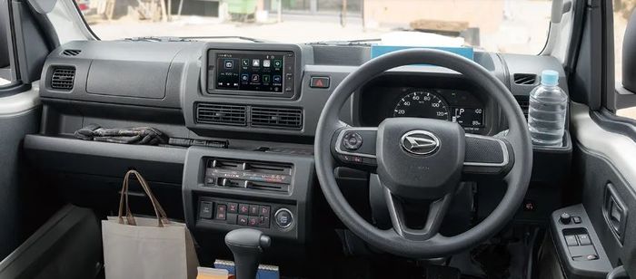 dasbor Daihatsu Hijet Truck varian Extra yang memiliki fitur lengkap