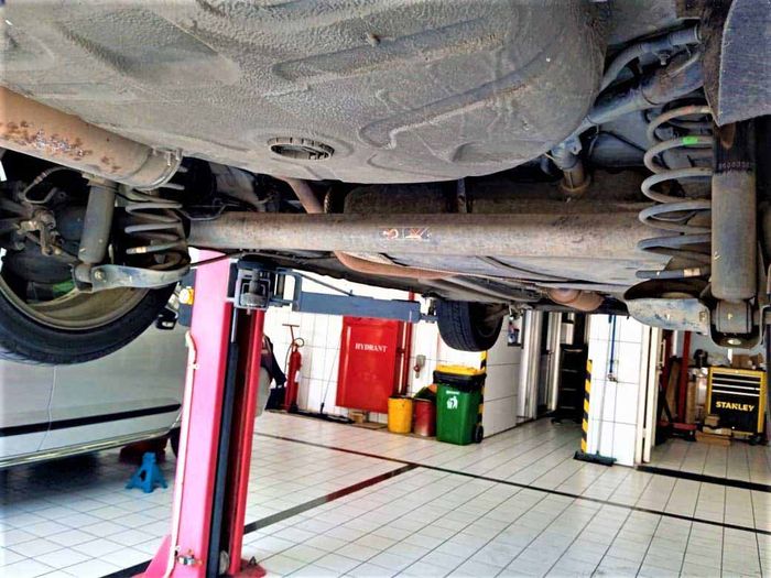 Tanda peringatan dilarang mendongkrak