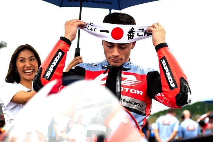 Manuel Gonzalez saat menggunakan Hachimaki atau ikat kepala khas orang Jepang. 