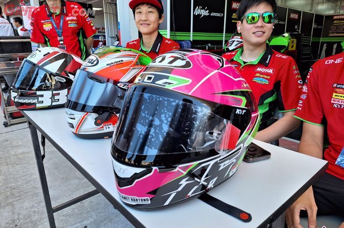 Helm buat balap motor terbuat dari fiber karena lebih enteng dan kuat 