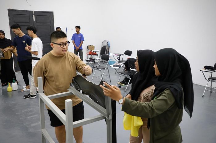 Praktik akademi pelatihan dalam mengenali aplikasi PFF cat mobil dari Wrap Station.