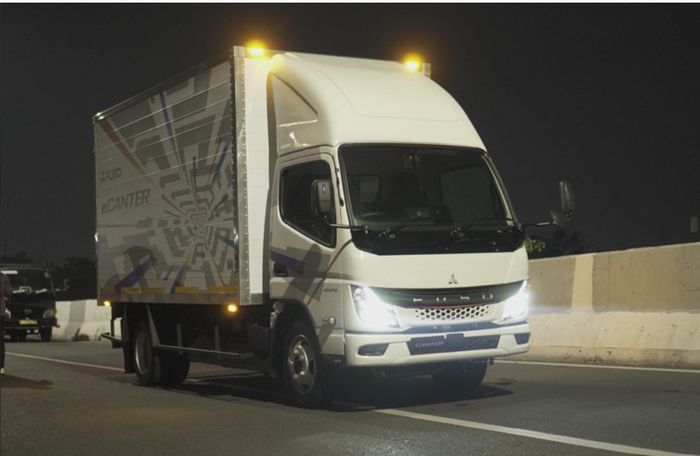 eCanter dilengkapi fitur AcousticVehicleAlert System (AVAS), berfungsi untuk mengeluarkan suara peringatan kepada pejalan kaki, mengingat truk listrik eCanter bergerak sangat senyap.