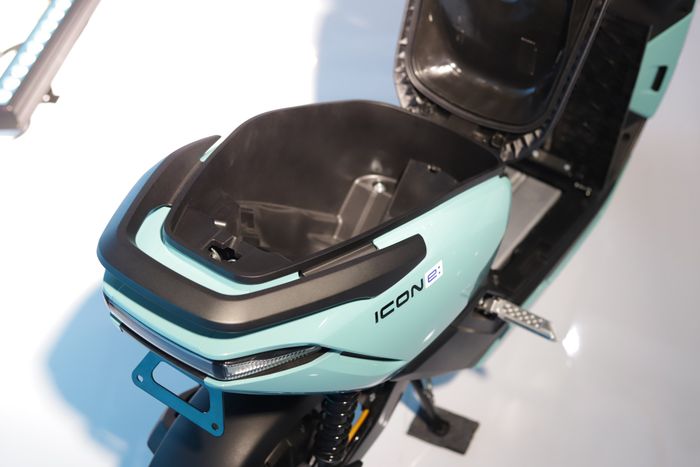 Bagasi Honda ICON e: 26 liter bisa muat helm, karena tak ada baterai di dalamnya