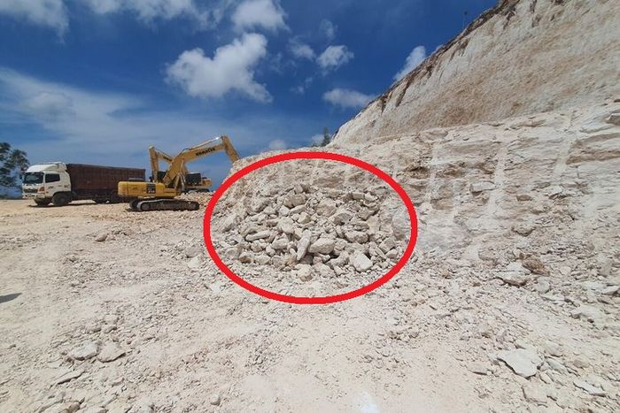 Dalam lingkaran merah, mulut goa Stalagmit dan Stalaktit aktif yang ditemukan pada proyek Jalur Jalan Lintas Selatan (JJLS) Gunungkidul kini ditutup