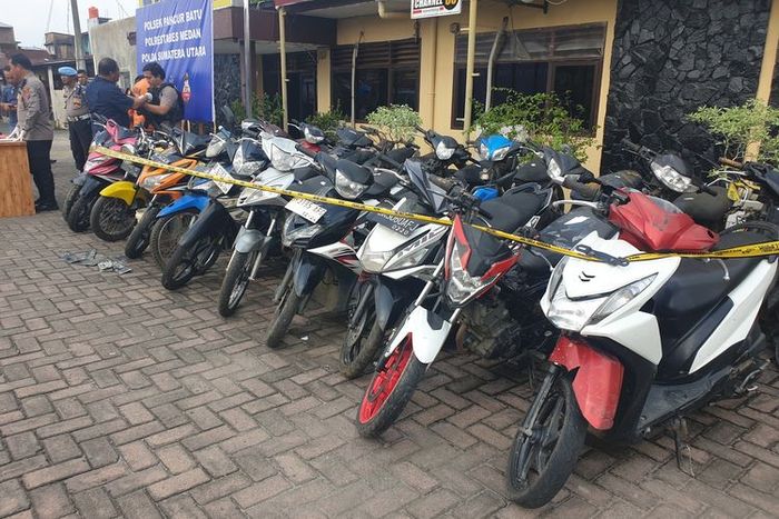 Belasan motor curian yang diamankan dari rumah oknum TNI aktif berinisial HG di Desa Durin Tonggal, Kecamatan Pancur Batu, Deli Serdang, Sumatera Utara