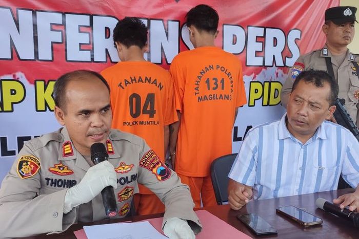 Konferensi Pers pengungkapan tindak pencurian Honda BeAT dan Yamaha Jupiter MX oleh dua pemuda di Polsek Muntilan, Magelang, Jawa Tengah