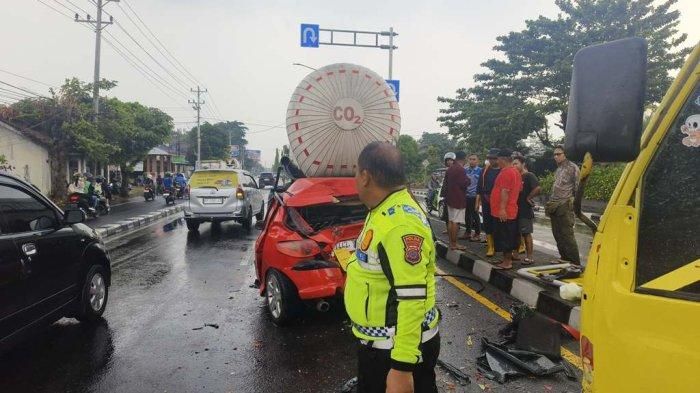 Proses evakuasi Peugeot 206 yang tertancap di kolong truk tronton Samator Gas usai digebrak dump truck dari belakang di Maguwoharjo, Depok, Sleman