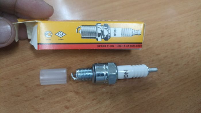 Contoh busi palsu, dari kemasan sampai bentuknya mirip sekali dengan yang asli