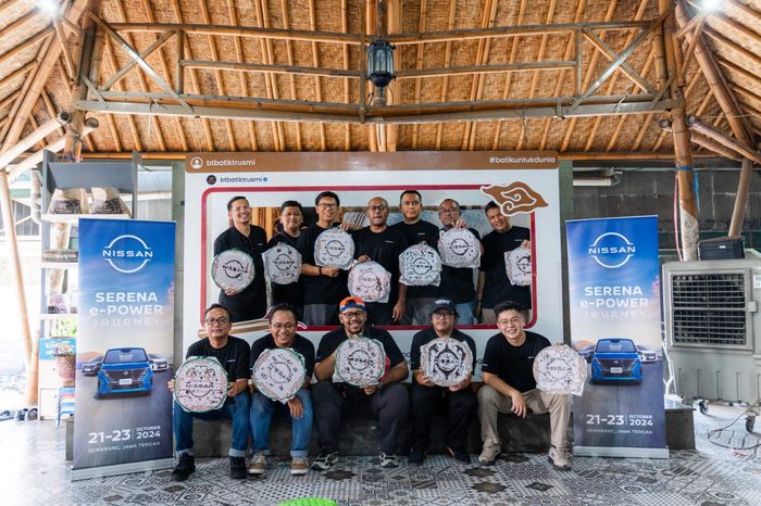 Sempat mengunjungi sentra Batik Trusmi Cirebon di sela-sela perjalanan