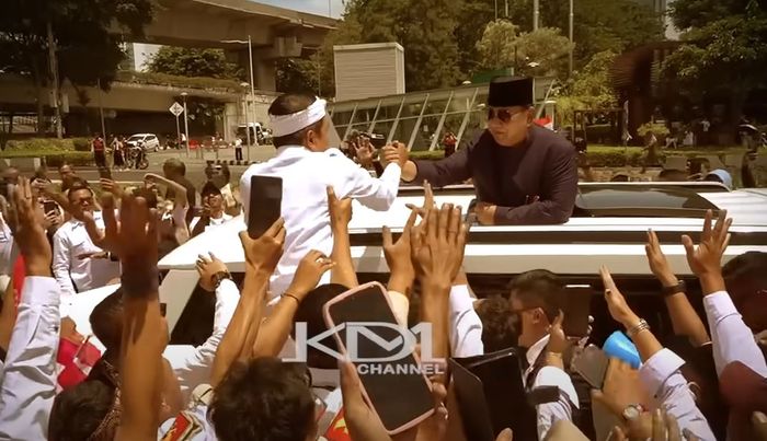 KDM saat bersalaman dengan Prabowo Subianto