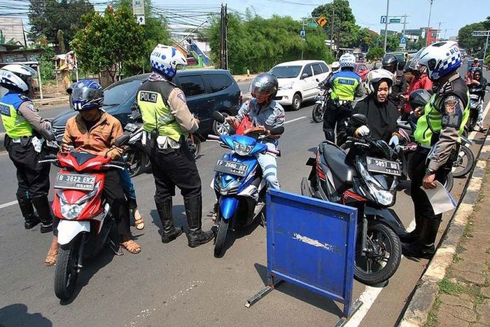 Tilang manual atau razia dihapus pelanggaran lalu lintas makin banyak di jalan.