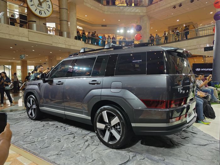 Hyundai Santa Fe varian Prime.