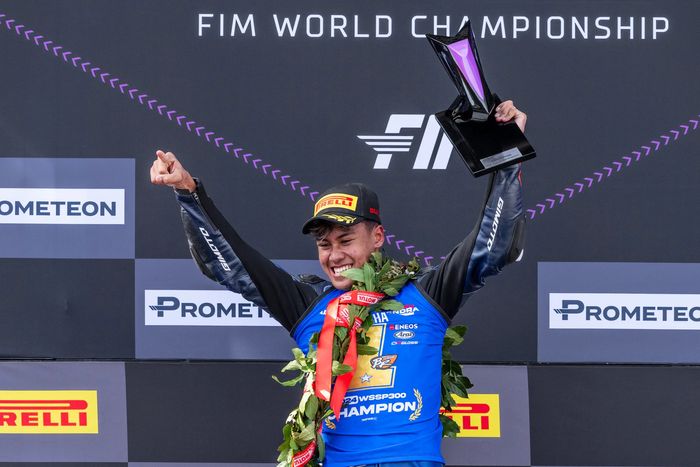 Aldi Satya Mahendra saat meraih penghargaan juara dunia World Supersport 300 2024. 