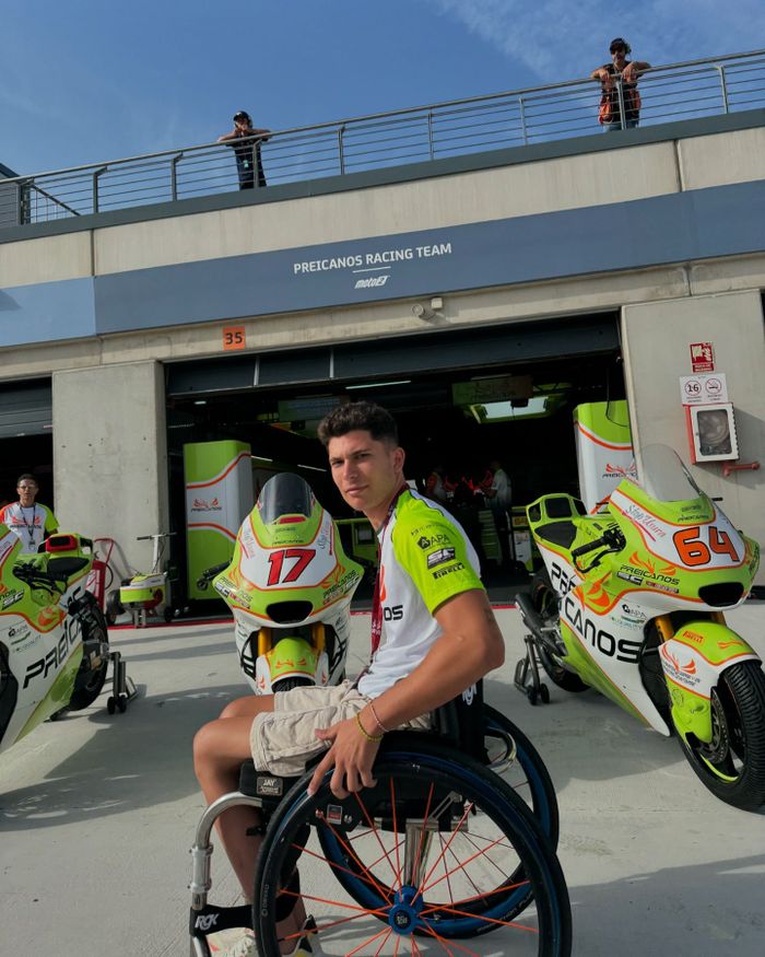 Carlos Tatay berkunjung ke garasi tim Preicanos, yang musim ini mengakuisisi tim Pertamina Mandalika SAG di Moto2