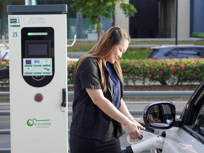 Terdapat fasilitas pengisian daya cepat (DC Charging)