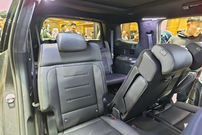 Interior belakang Hyundai Santa Fe Prime dapat jok baris kedua bench seat yang bisa dilipat 60:40.