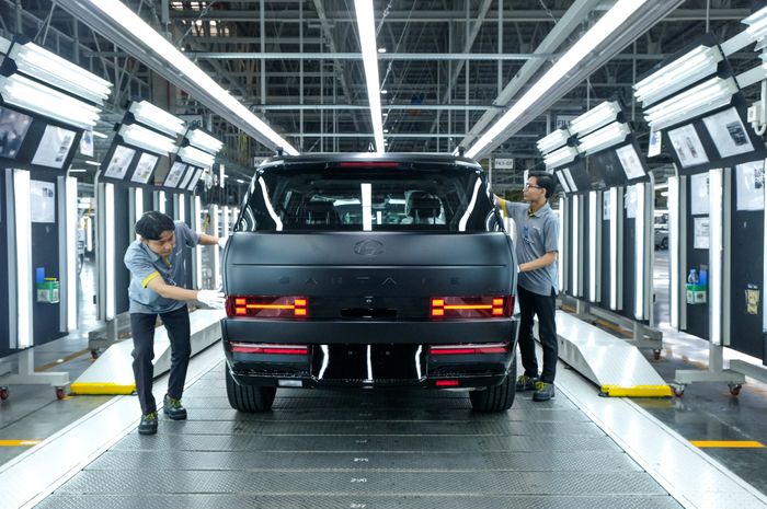 Hyundai All New Santa Fe hadir dalam dua opsi powertrain, Hybrid Electric Vehicle (HEV) serta Internal Combustion Engine (ICE)