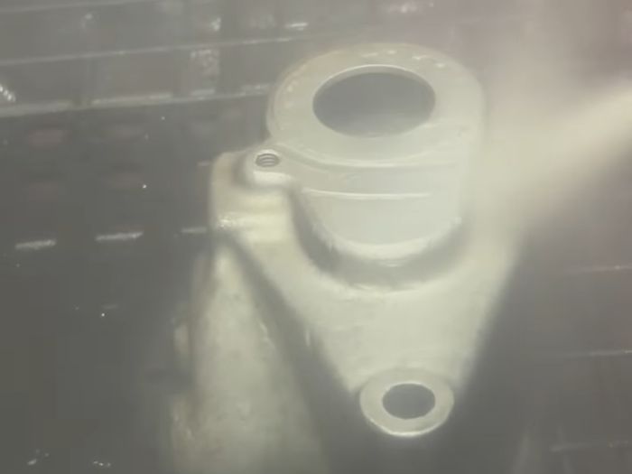 Komponen motor sedang di vapor blasting 