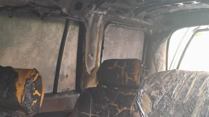 Kondisi kabin Isuzu Panther yang dibakar orang tak dikenal menggunakan bom molotov di Jl Pratama 2 Dalam, Pejuang, Medan Satria, kota Bekasi, Jawa Barat, (21/10/24)