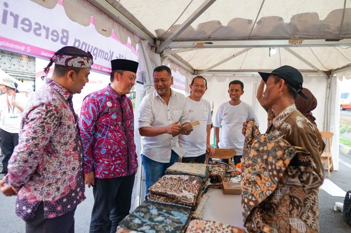 UMKM Binaan Astra Tol Cipali Batik Ciwaringin dalam pameran kemerdekaan Republik Indonesia di Rest Area KM 130,&nbsp;Indramayu