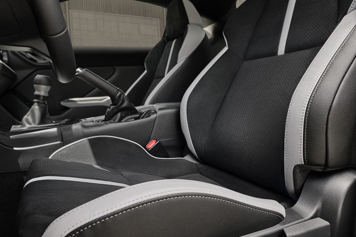 Interior Subaru BRZ Series.Purple yang dapat balutan warna hitam-abu-abu.