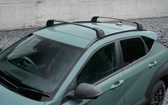 Hyundai Kona Electric Mauna Loa dapat roof crossbar di atap.