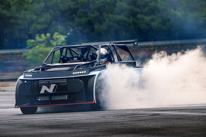 Hyundai RN24 mengasap dengan semua roda.