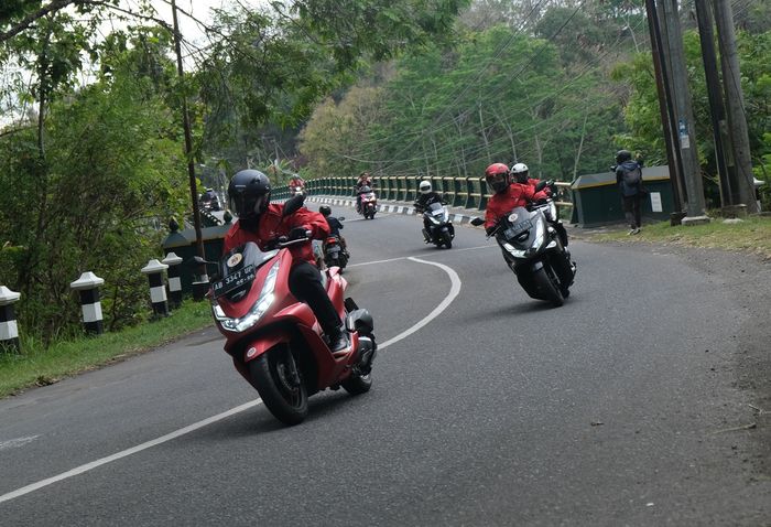 Saat melewati jalan menurun panjang rem motor disarankan dipakai bergantian
