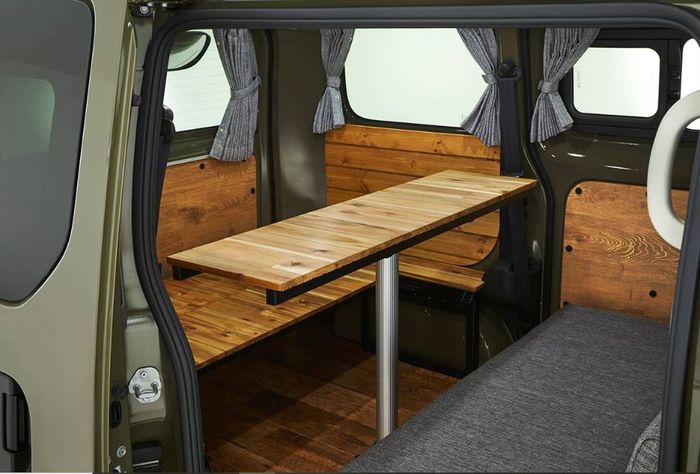 lantai bawahnya juga dapat diangkat untuk dijadikan meja