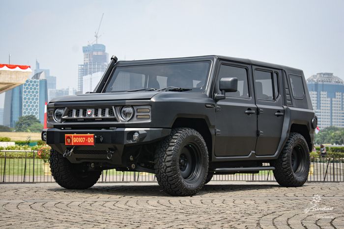 Prabowo meminta para Menteri menggunakan mobil produksi dalam negeri Pindad Maung.